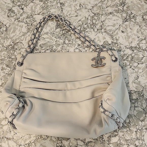 RARE CHANEL Vintage Lambskin Handbag - Picture 1 of 15